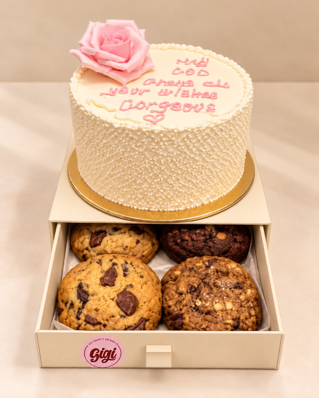 Gigi 2-in-1 cake box with cookies in a pull-out drawer